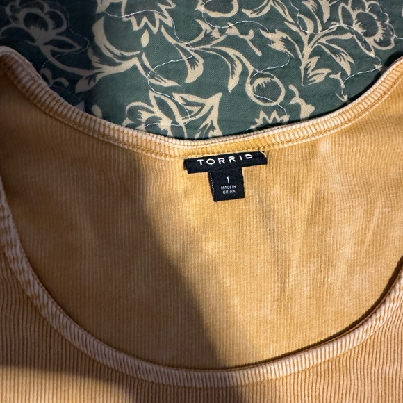 Torrid ribbed tee with crotchet sleeve detail. Size 1 - Picture 4 of 7